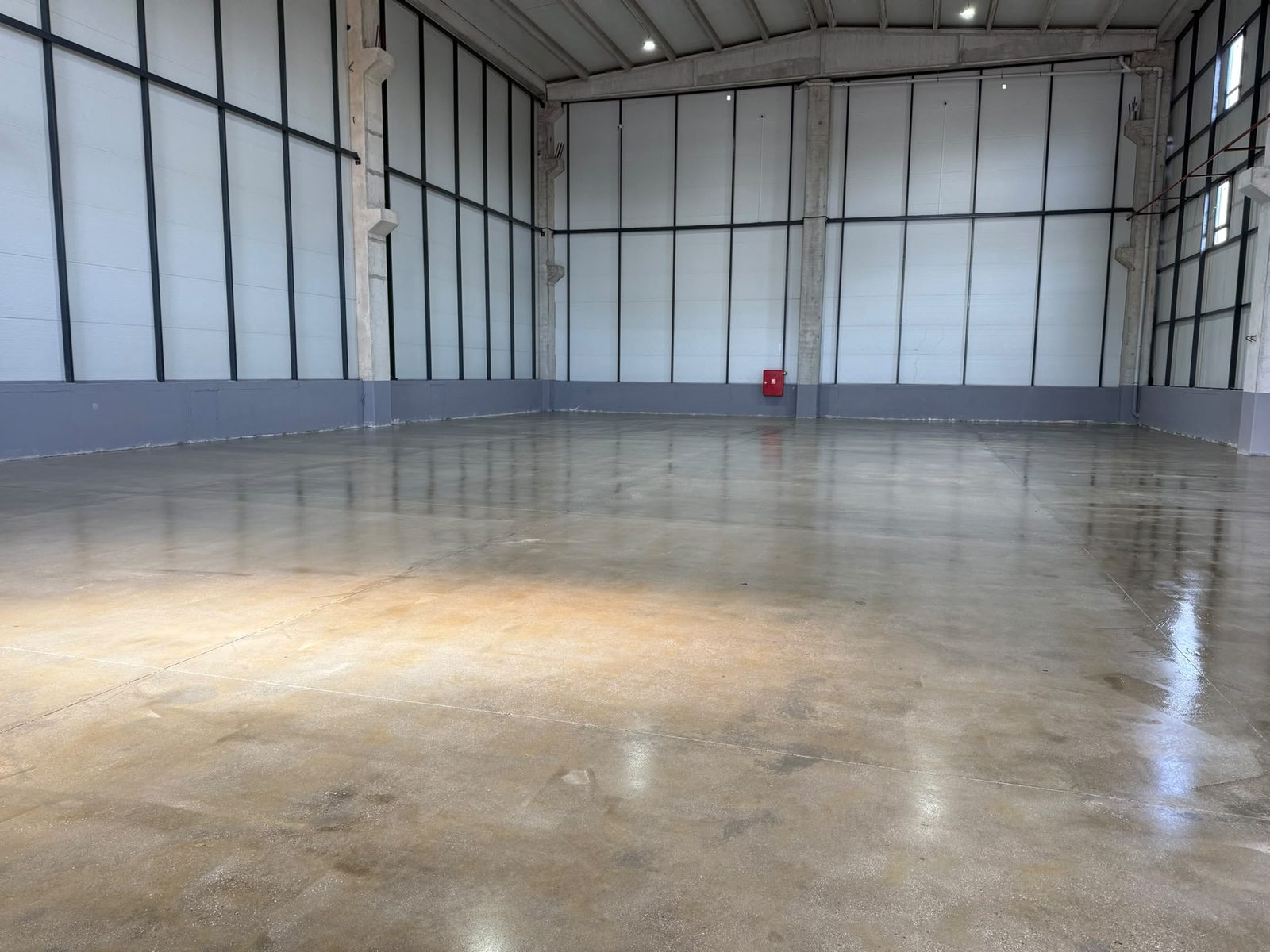 Işığı yansıtan parlak beton